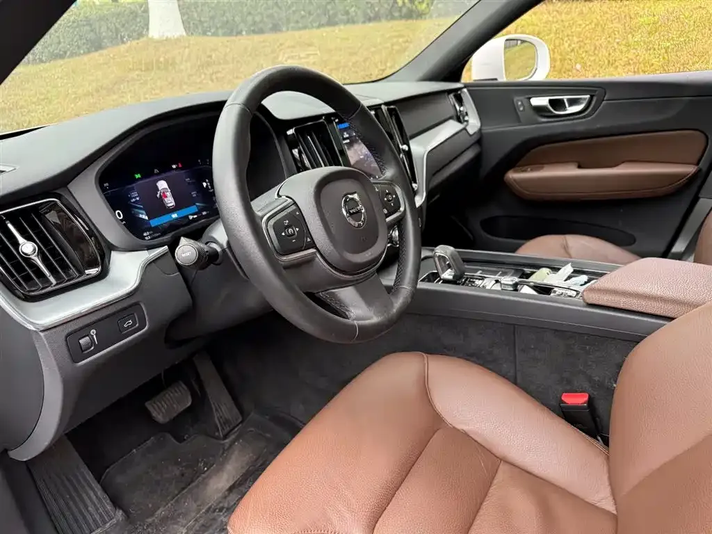 Volvo XC60 — фото 2
