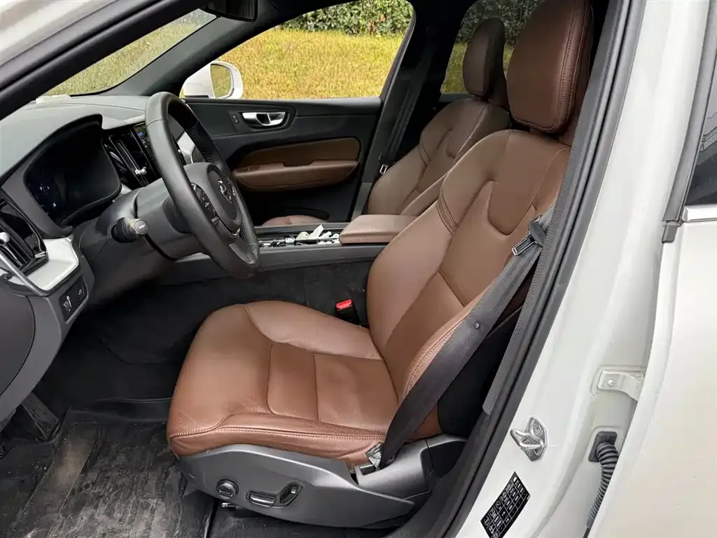 Volvo XC60 — фото 10