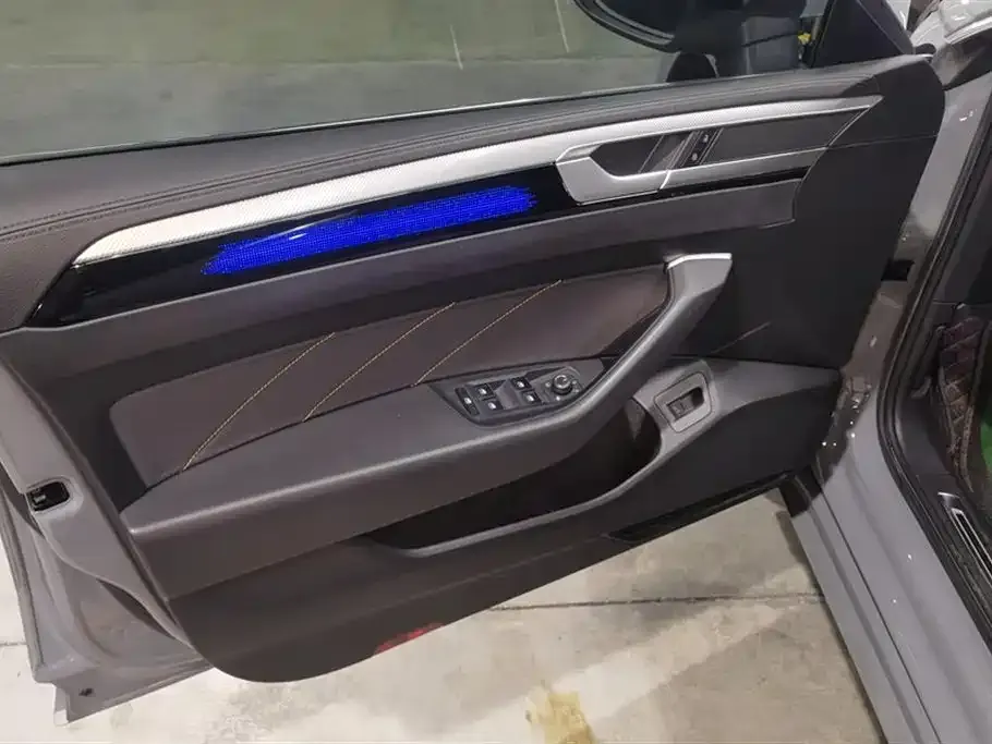 Volkswagen CC 2023 из CN, фото 2
