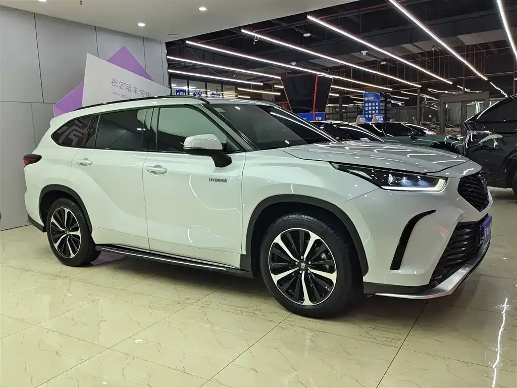 Toyota Crown Kluger 2024 из CN, фото 3