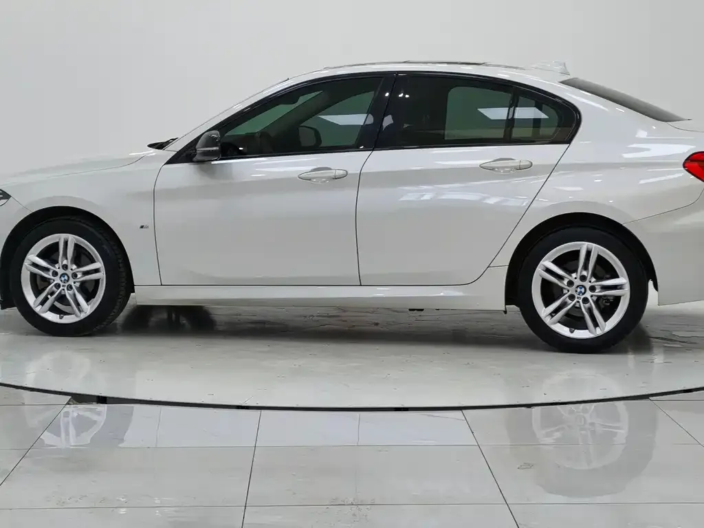 BMW 1 Series 2022 из CN, фото 3