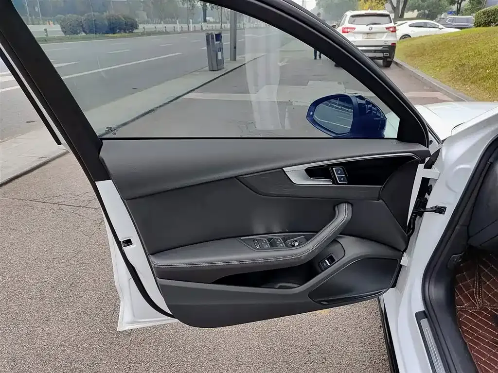 Audi A4L 2024 из CN, фото 4