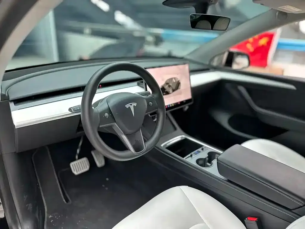 Tesla Model Y — фото 2