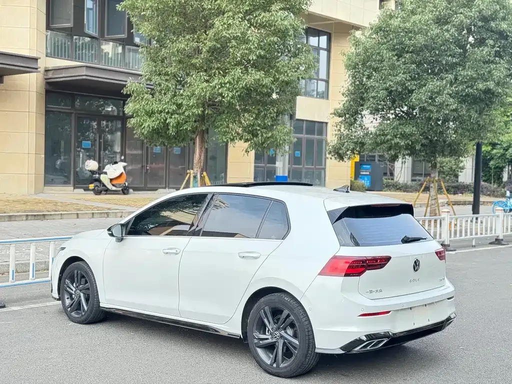 Volkswagen Golf 2023 из CN, фото 10