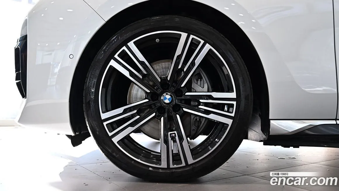 BMW i7 — фото 8