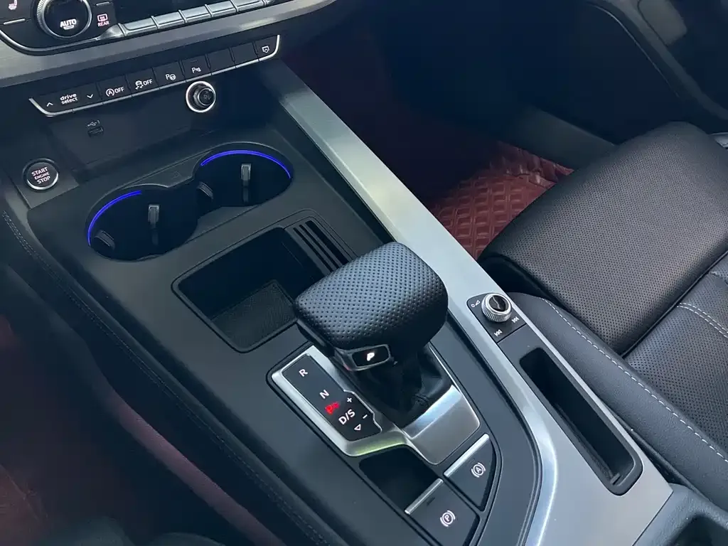 Audi A4L 2023 из CN, фото 2
