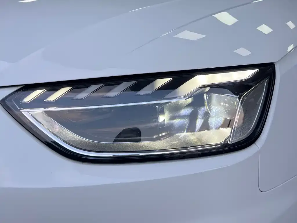 Audi A4L 2023 из CN, фото 4