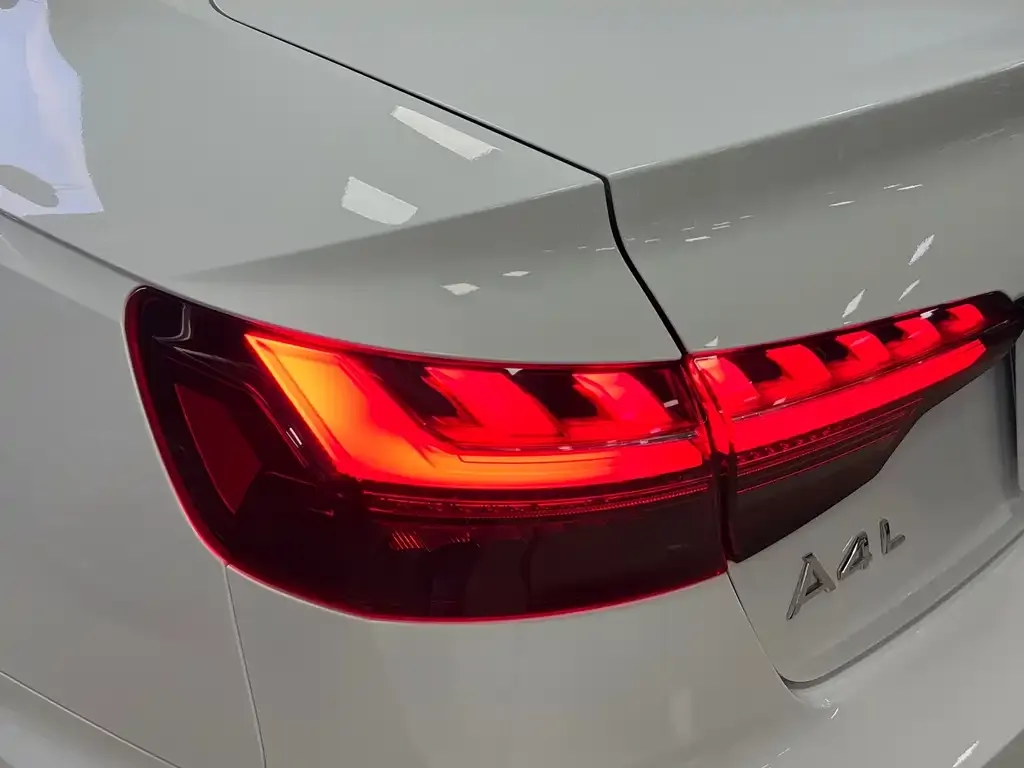 Audi A4L 2023 из CN, фото 3