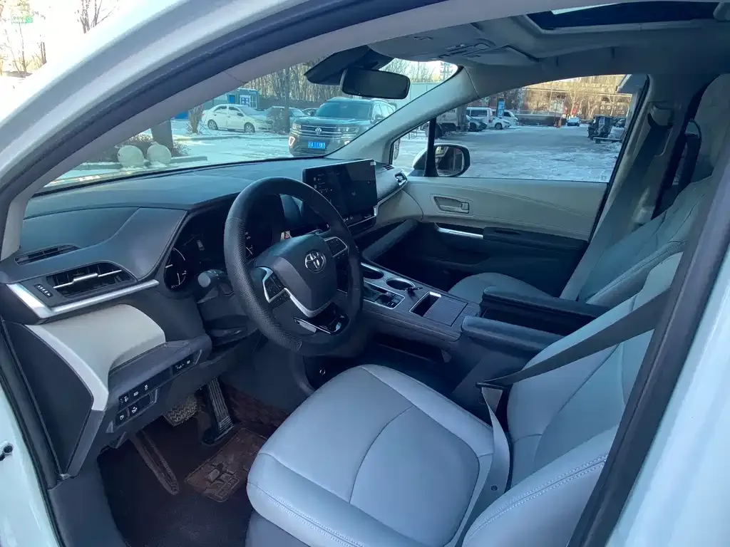 Toyota Granvia 2023 из CN, фото 2