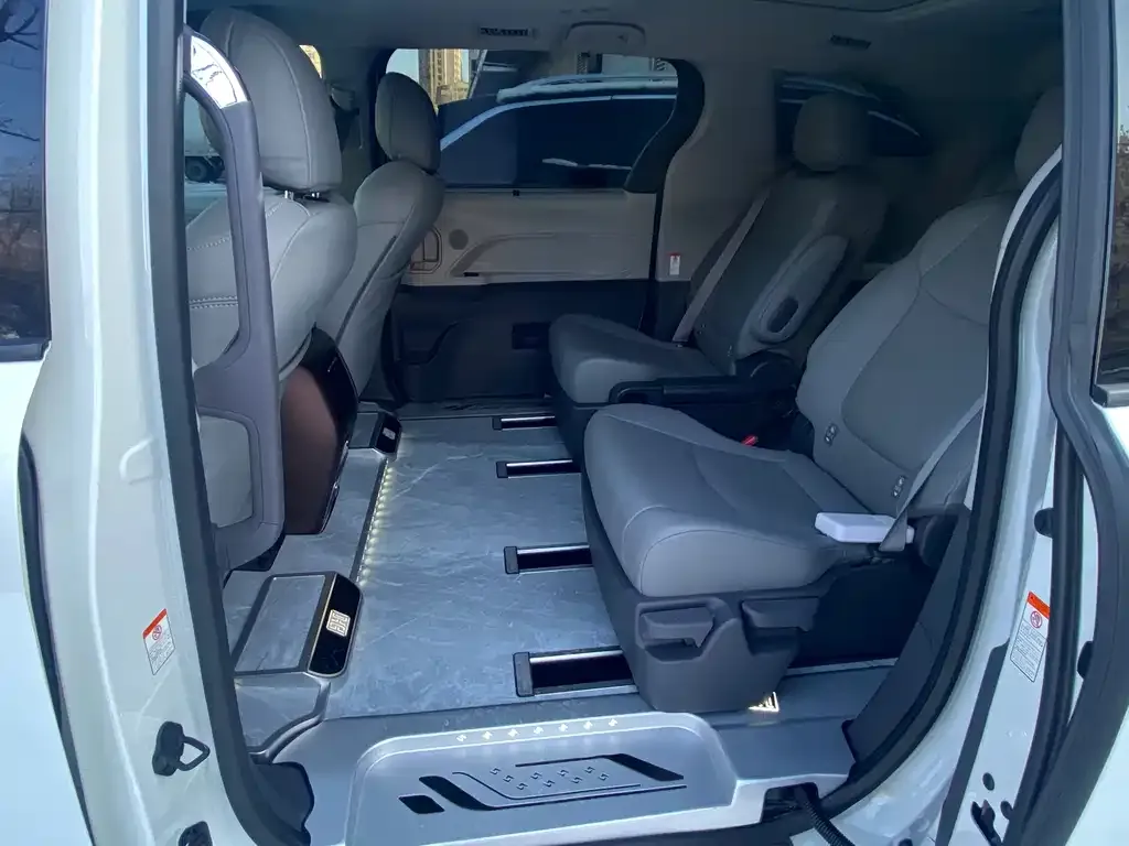 Toyota Granvia 2023 из CN, фото 4