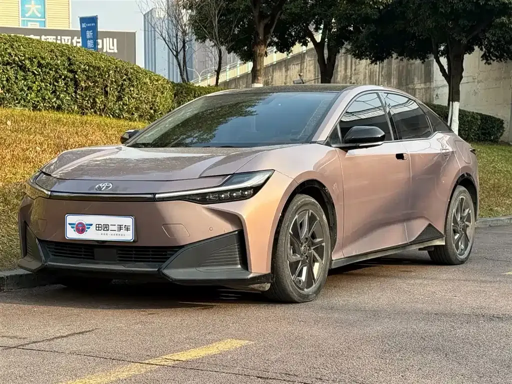 Toyota bZ3 2023 из CN, фото 1