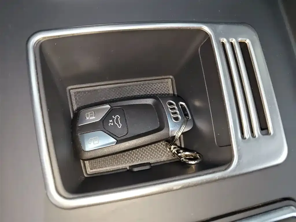 Audi A4L 2022 из CN, фото 9