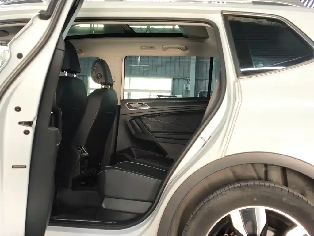 Volkswagen Tiguan L 2023 из CN, фото 2