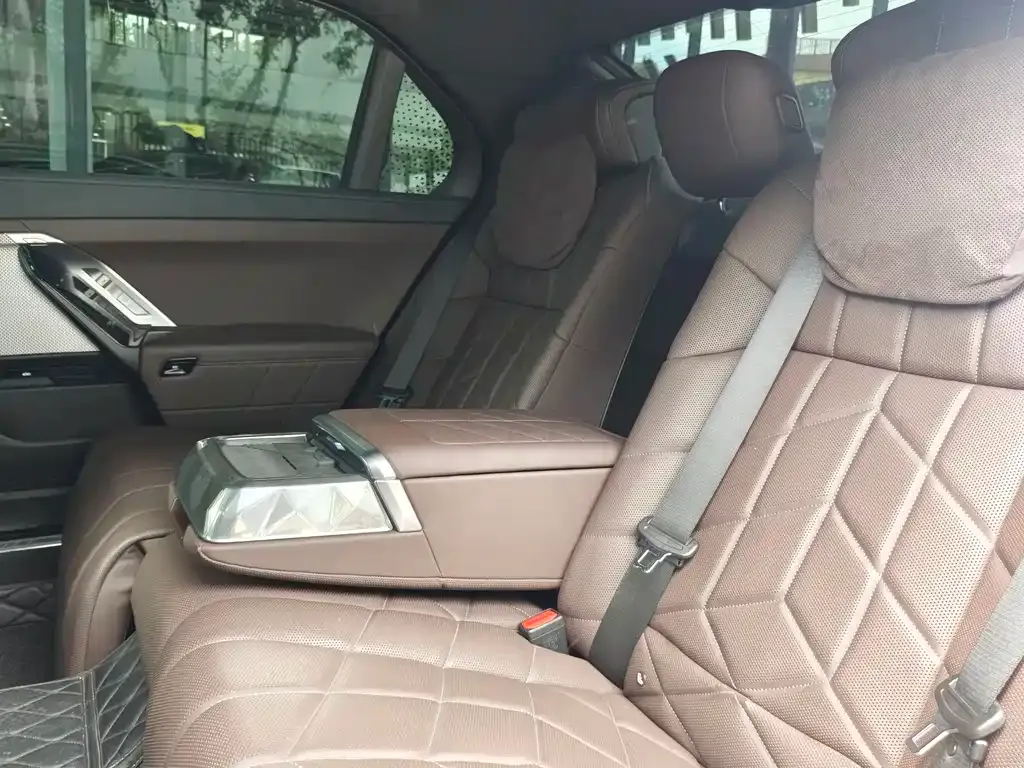 BMW 7 Series 2024 из CN, фото 3