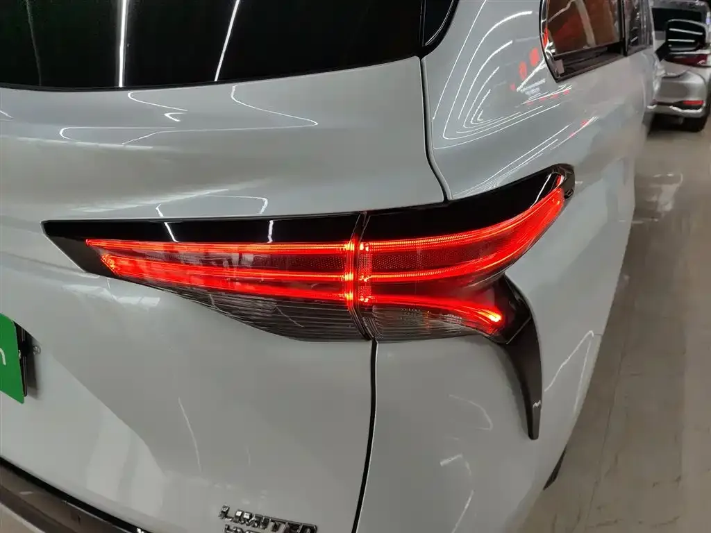 Toyota Sienna 2022 из CN, фото 2