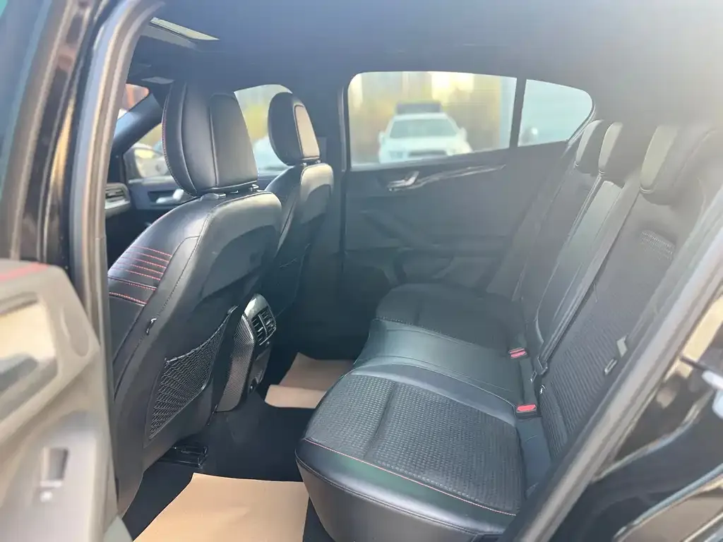 Ford Focus 2021 из CN, фото 8
