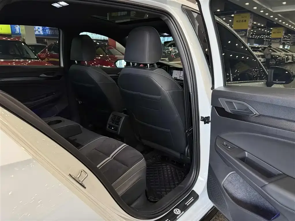 Volkswagen Golf 2024 из CN, фото 3