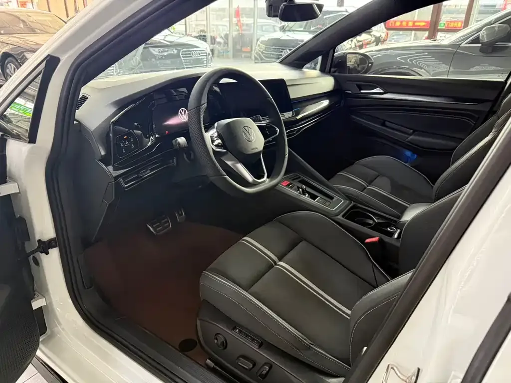 Volkswagen Golf 2023 из CN, фото 4