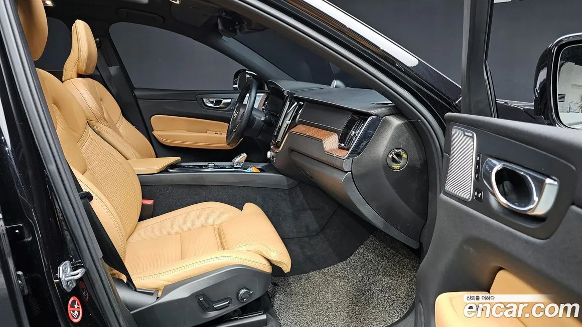 Volvo XC60 — фото 10