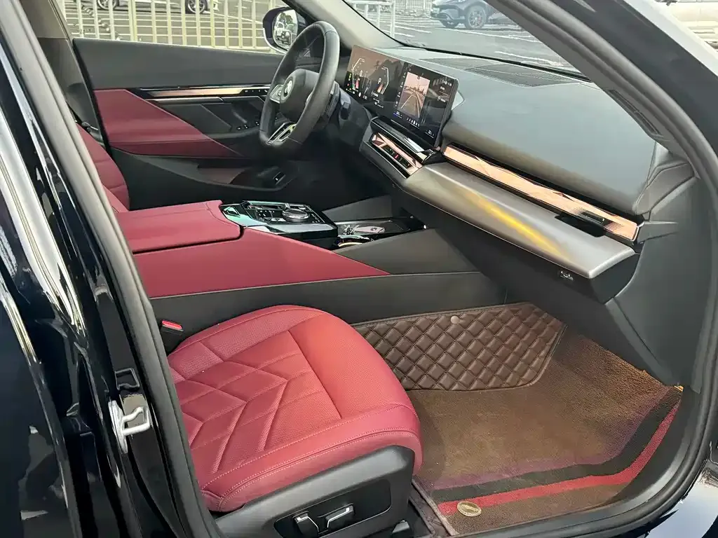 BMW 5 Series 2025 из CN, фото 9