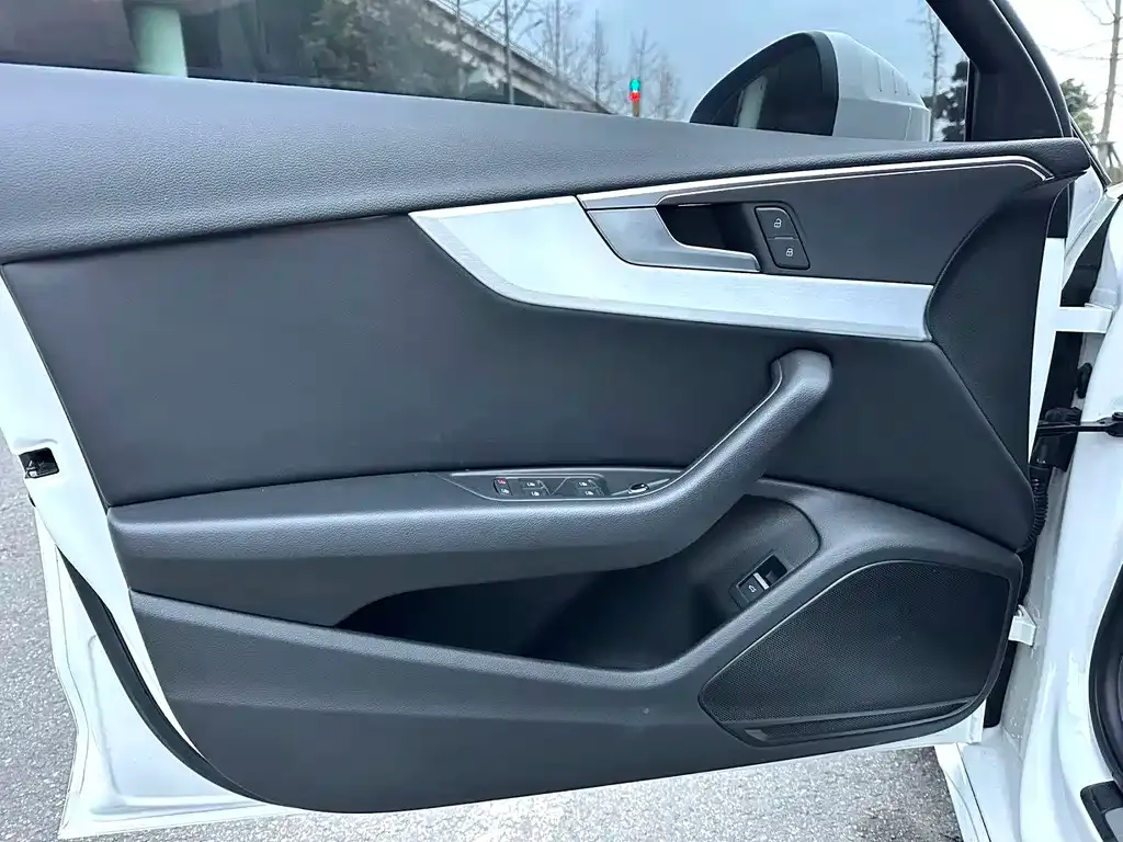 Audi A4L 2021 из CN, фото 6