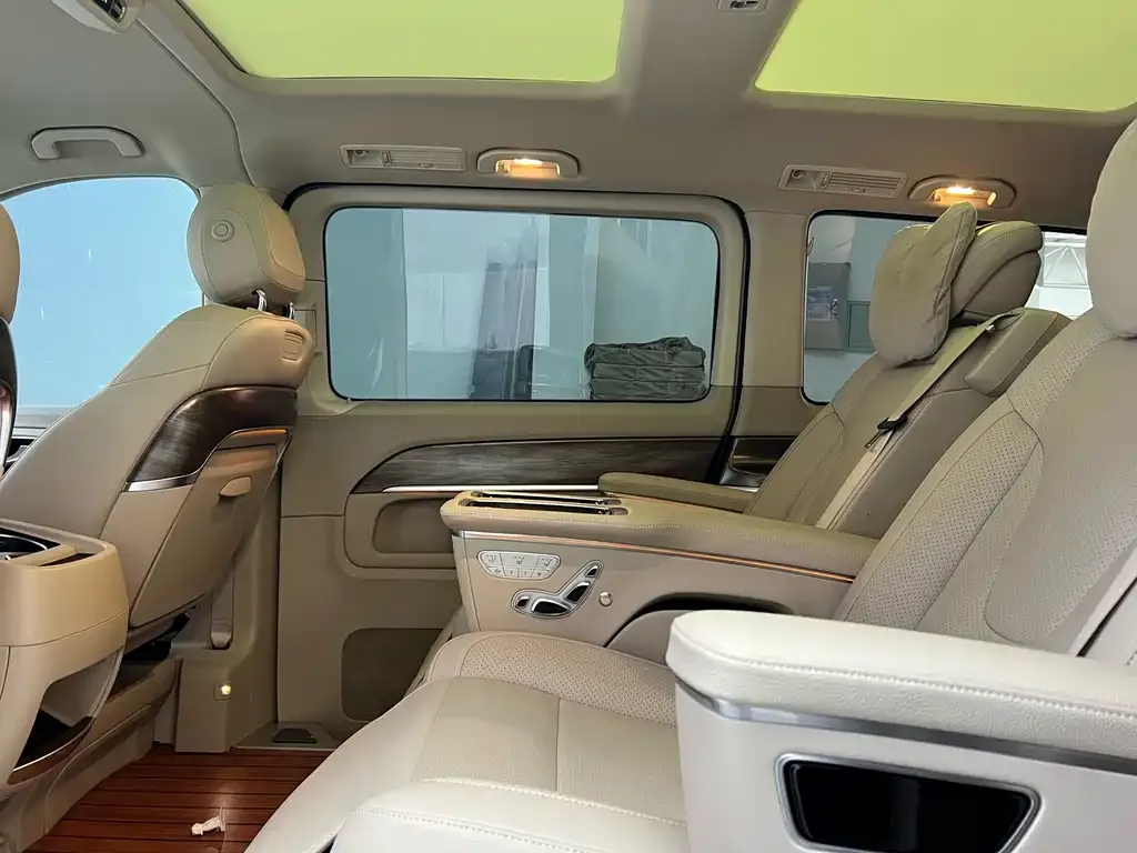 Mercedes-Benz V-Class 2023 из CN, фото 2