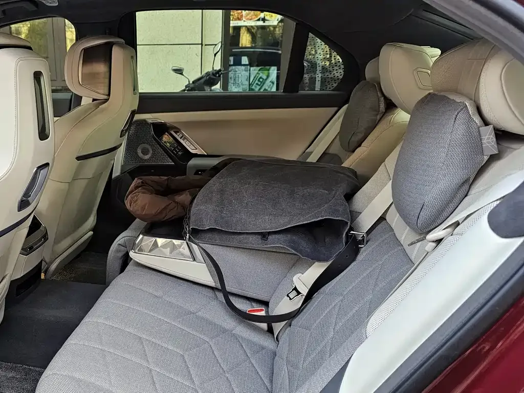 BMW i7 2023 из CN, фото 7