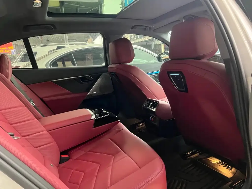 BMW 5 Series 2025 из CN, фото 10