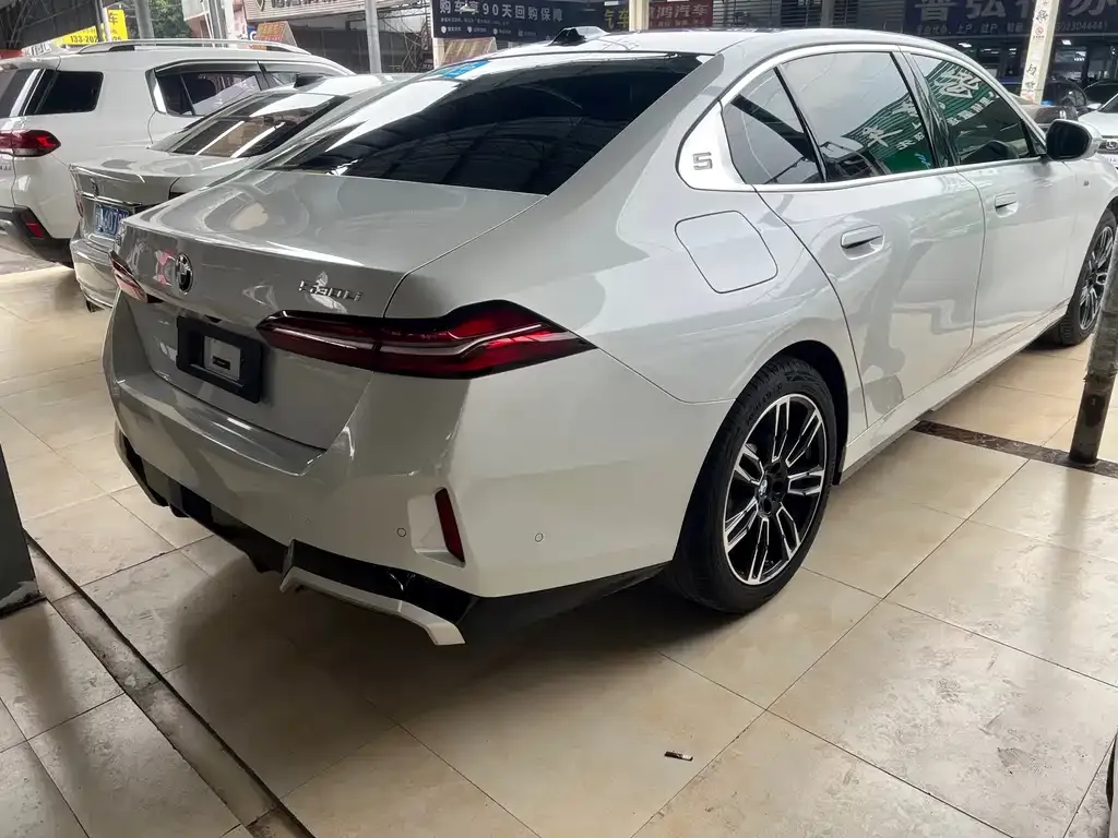 BMW 5 Series 2025 из CN, фото 2