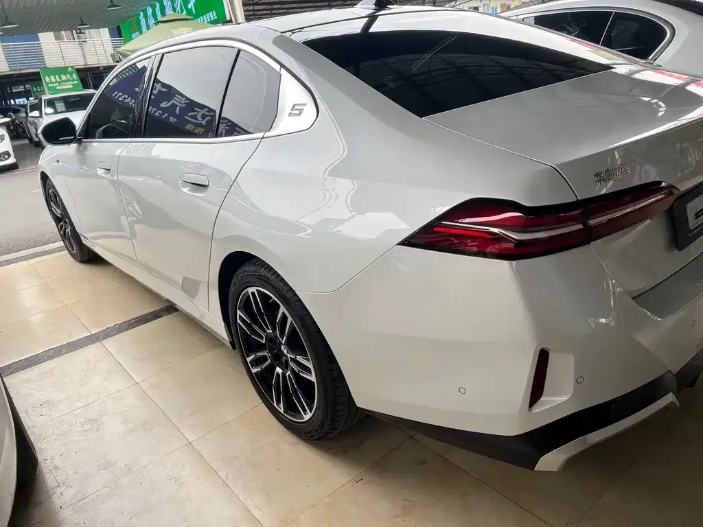 BMW 5 Series 2025 из CN, фото 9