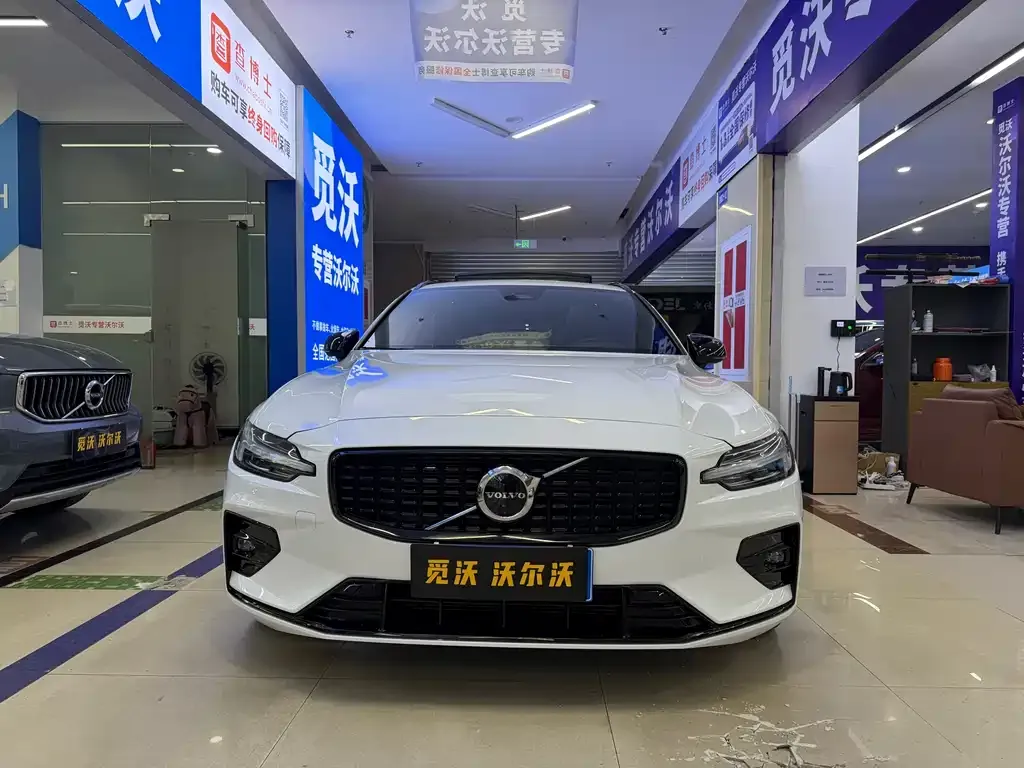Volvo V60 2024 из CN, фото 2