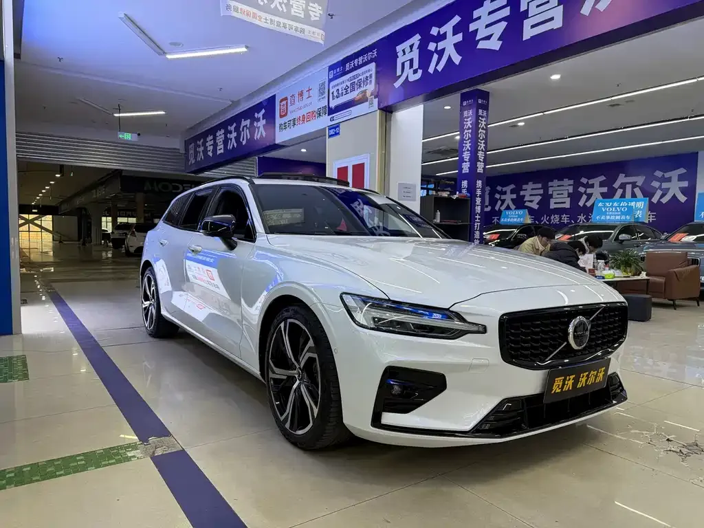 Volvo V60 2024 из CN, фото 6