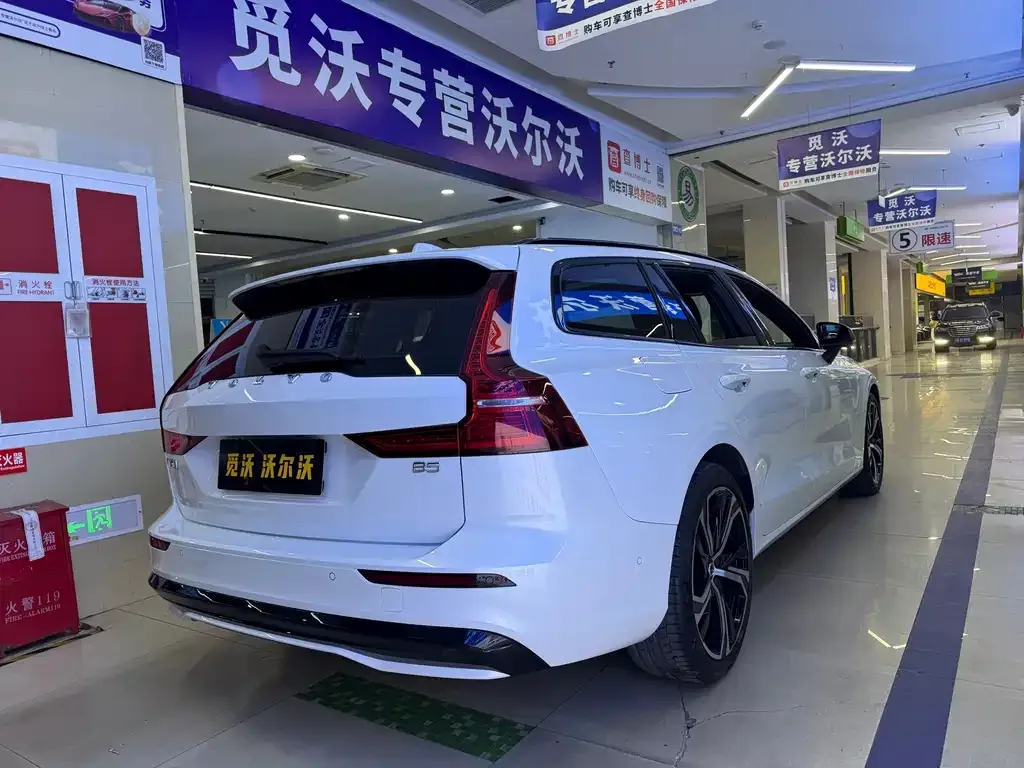 Volvo V60 2024 из CN, фото 5