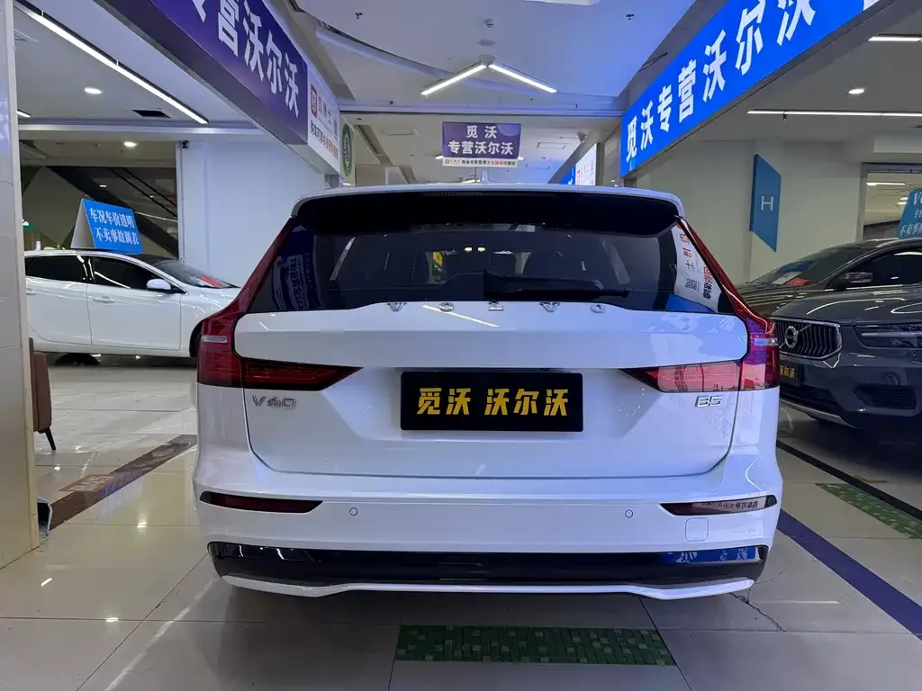 Volvo V60 2024 из CN, фото 4