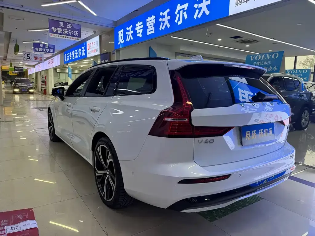 Volvo V60 2024 из CN, фото 3