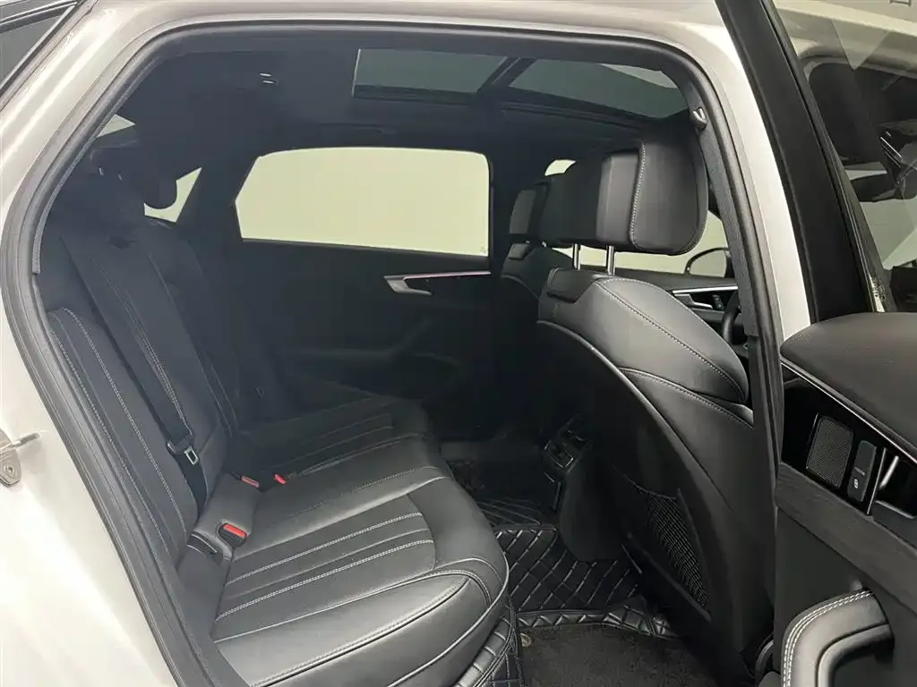 Audi A4L 2023 из CN, фото 9