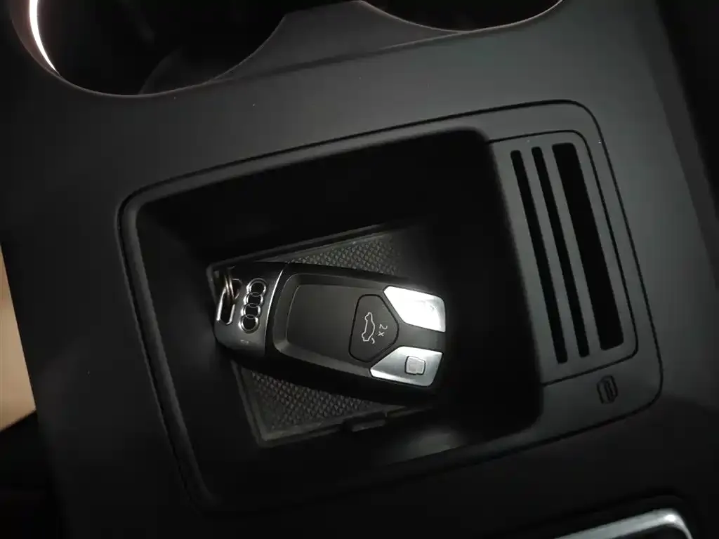 Audi A4L 2023 из CN, фото 3