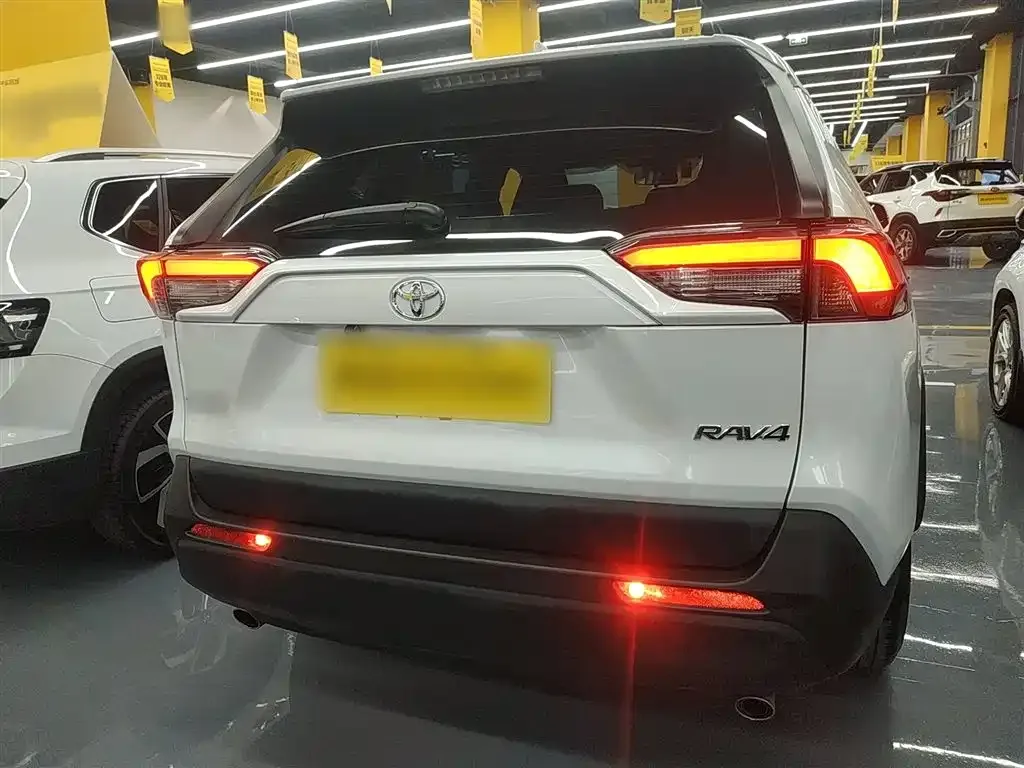 Toyota RAV4 2023 из CN, фото 2