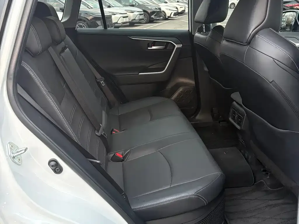 Toyota Wildlander 2023 из CN, фото 3