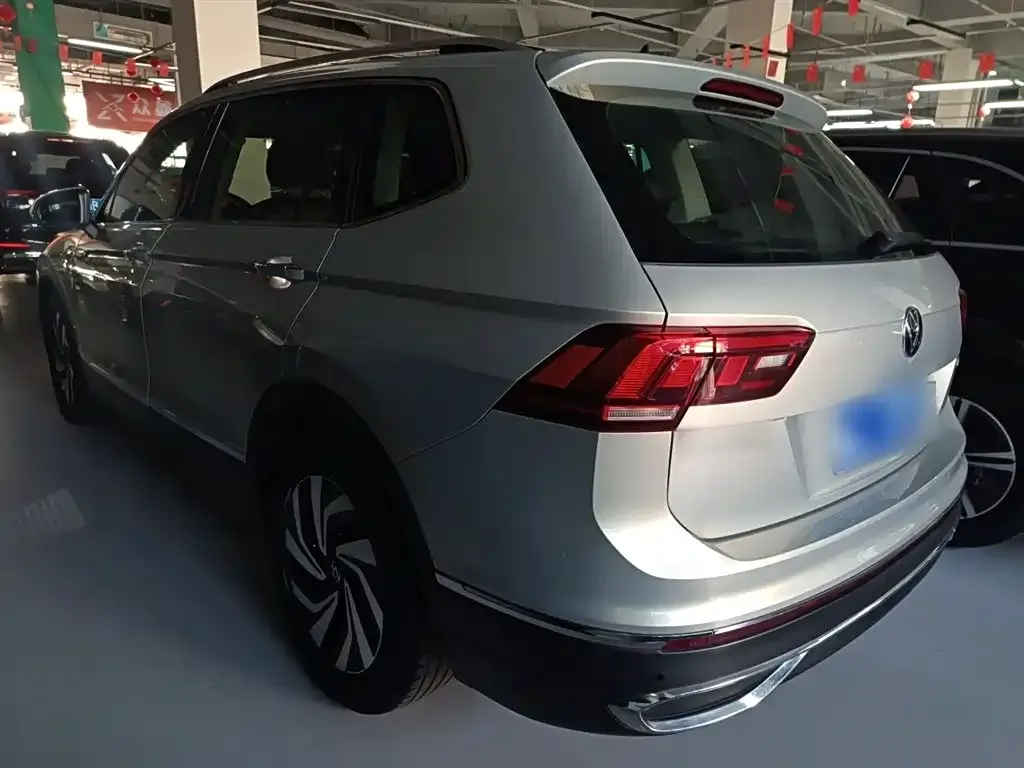 Volkswagen Tiguan L — фото 3