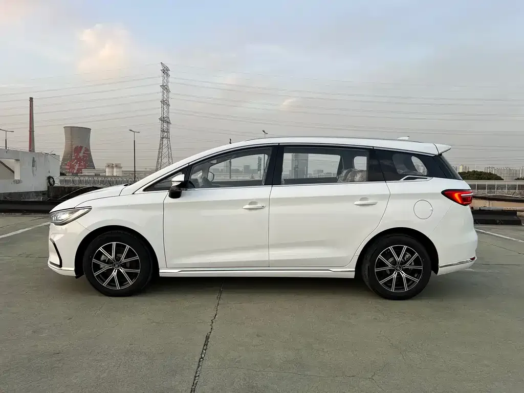 BYD MAX New Energy — фото 10