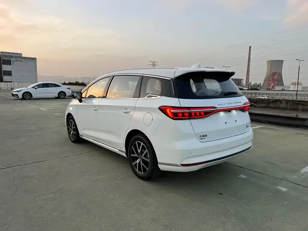 BYD MAX New Energy — фото 9