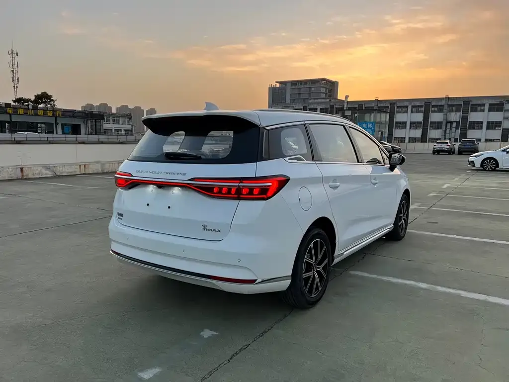 BYD MAX New Energy — фото 4