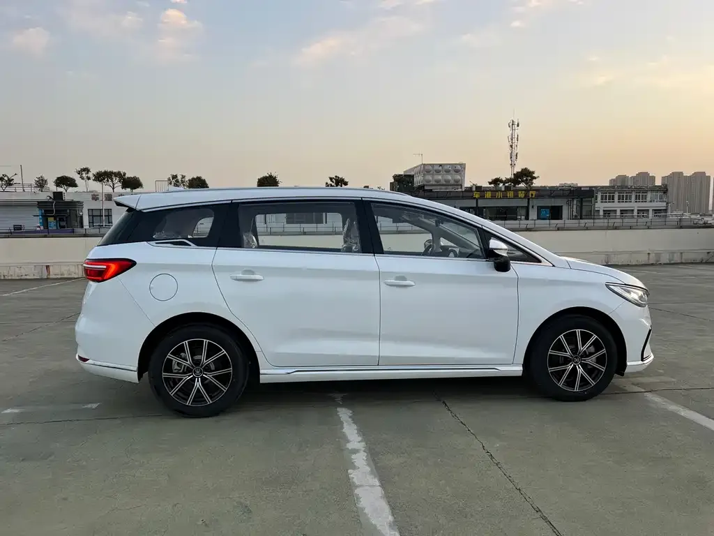 BYD MAX New Energy — фото 2