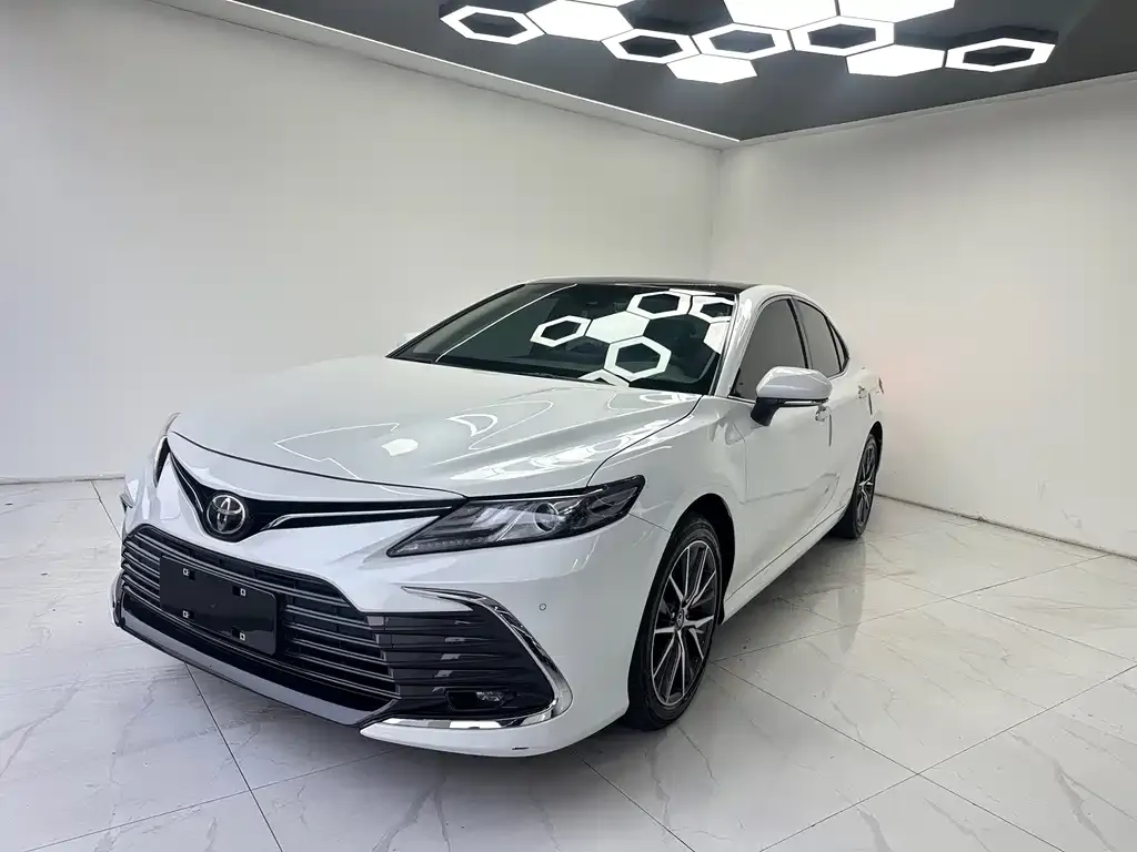 Toyota Camry — фото 1