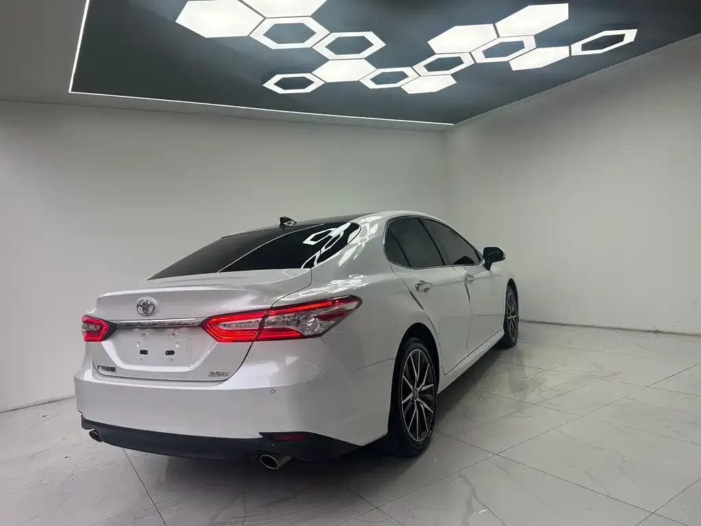 Toyota Camry — фото 5
