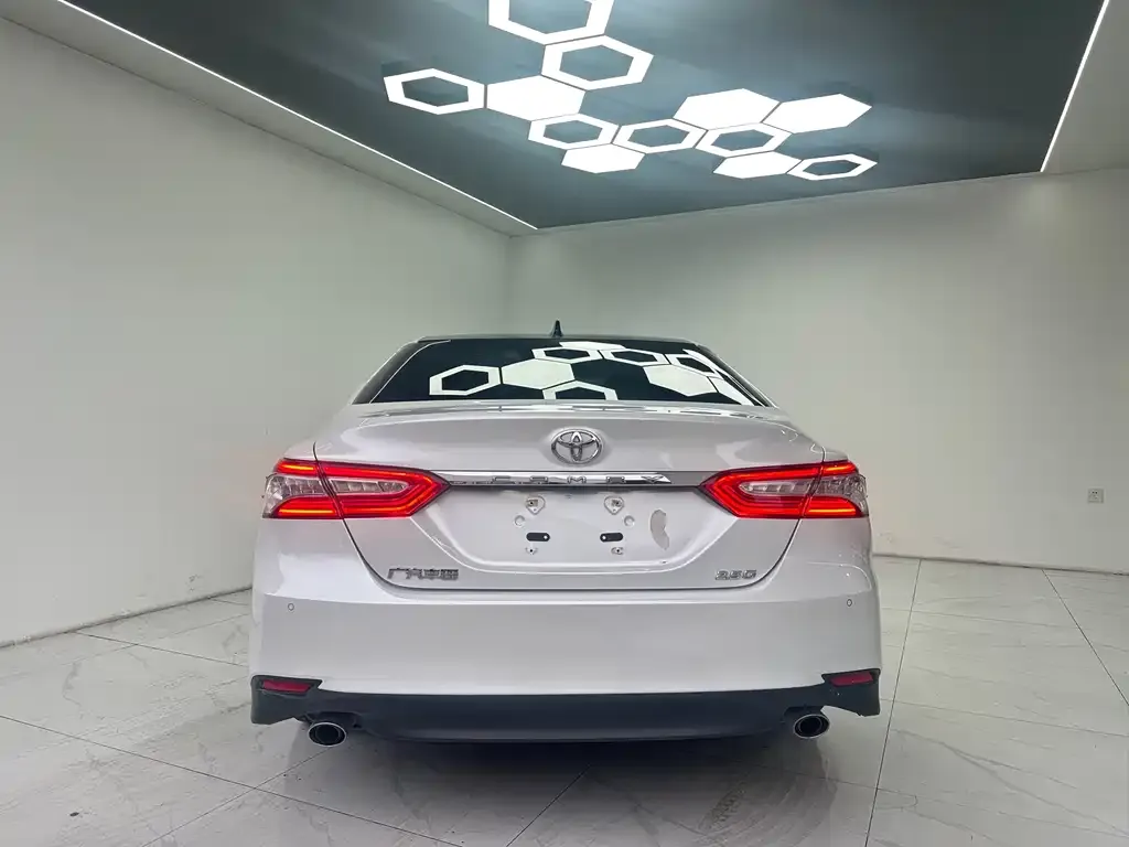 Toyota Camry — фото 6