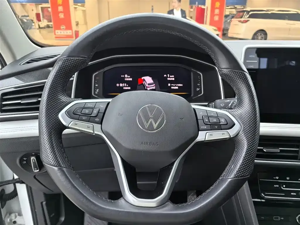 Volkswagen Tiguan L — фото 6