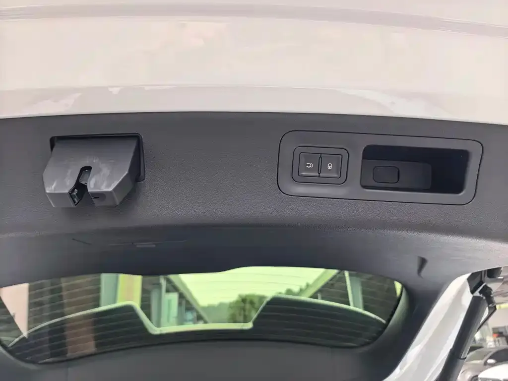 BYD L DM-i — фото 3