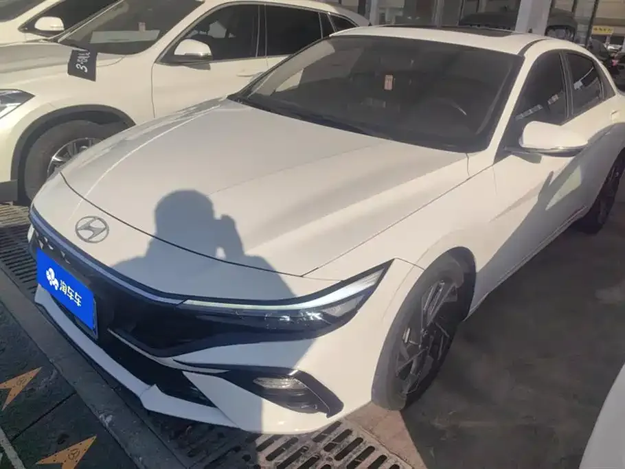 Hyundai Elantra — фото 1